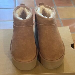 Women’s size 5 UGG CLASSIC ULTRA MINI PLATFORM with box
